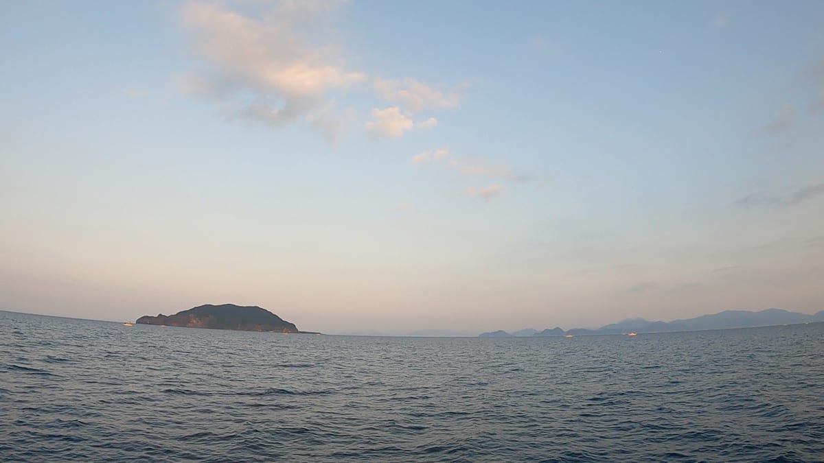 舞鶴沖・冠島周辺の夕暮れの海