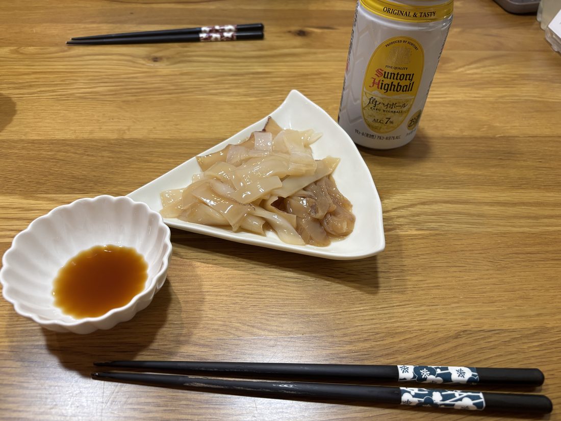 皿に盛り付けたイカの沖漬けとハイボール