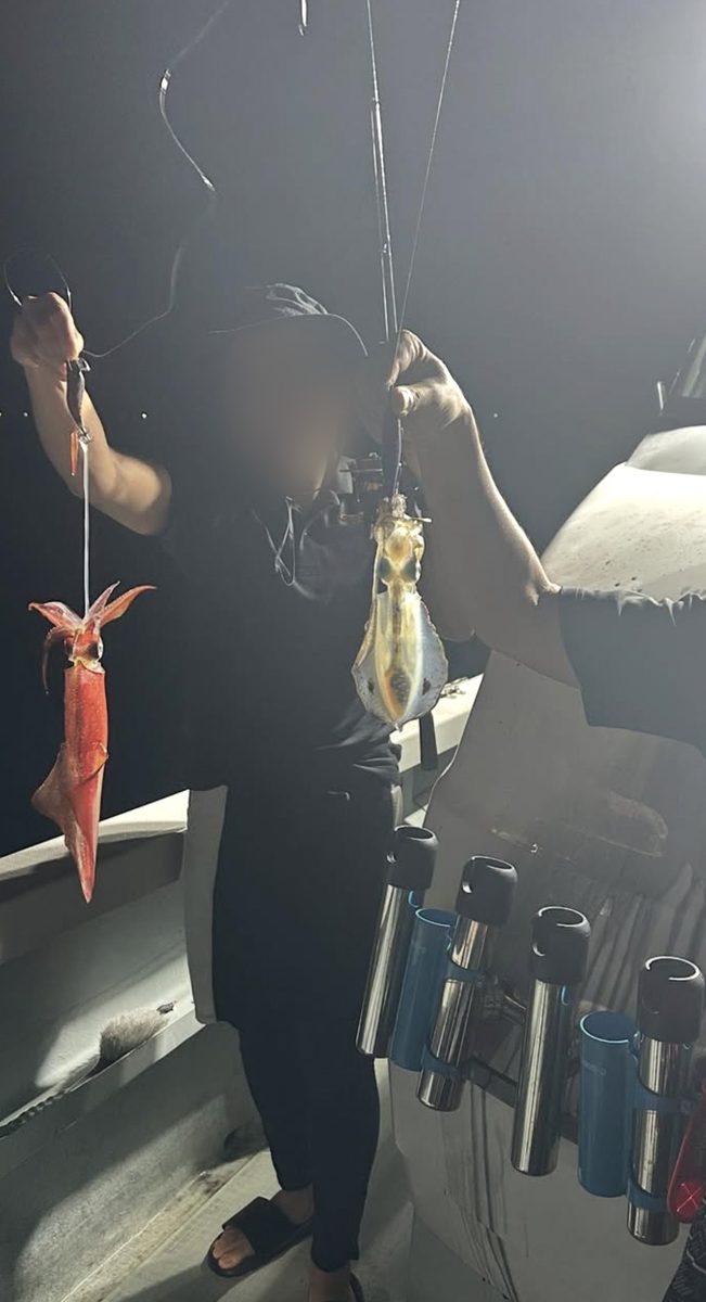 ナイトアオリで釣れたアオリイカと、同じ日に釣れた大剣サイズのケンサキイカ
