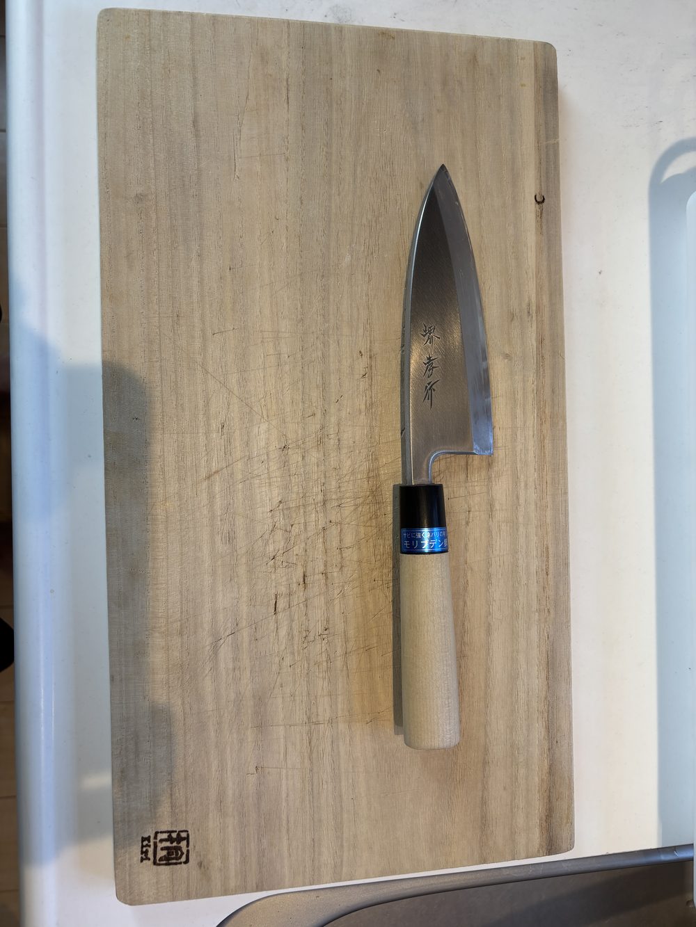 釣った魚専用にしている木のまな板と出刃包丁