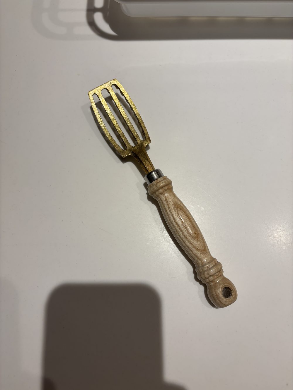 木の柄が付いたウロコ取り