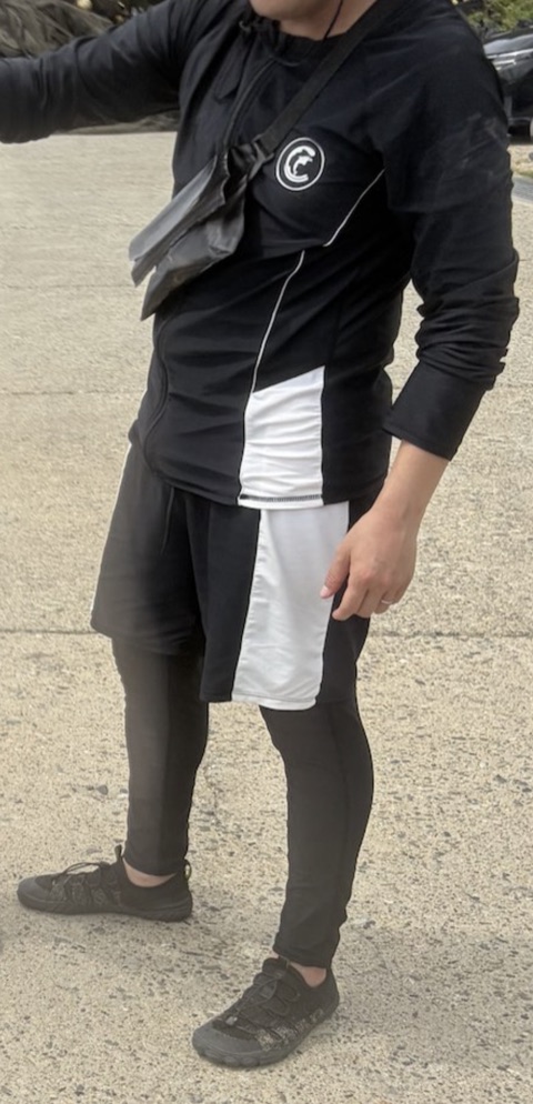 夏から秋の釣りの服装。ラッシュガードにハーフパンツとタイツ