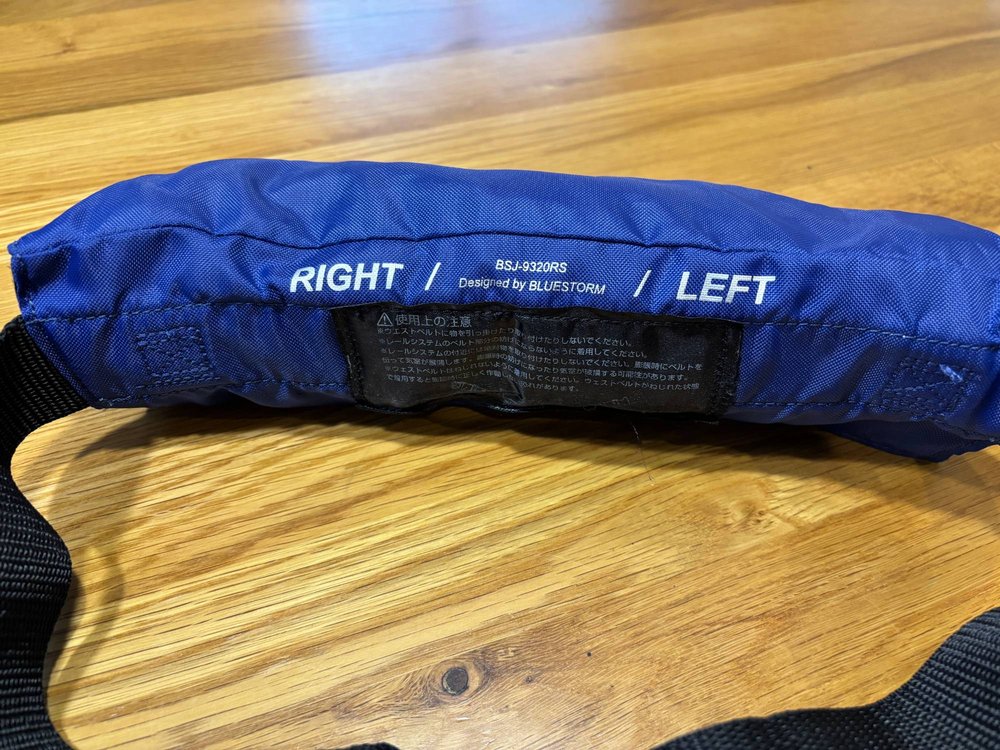 ブルーストームBSJ-9320RSの裏面。RIGHTとLEFTの表示と使用上の注意