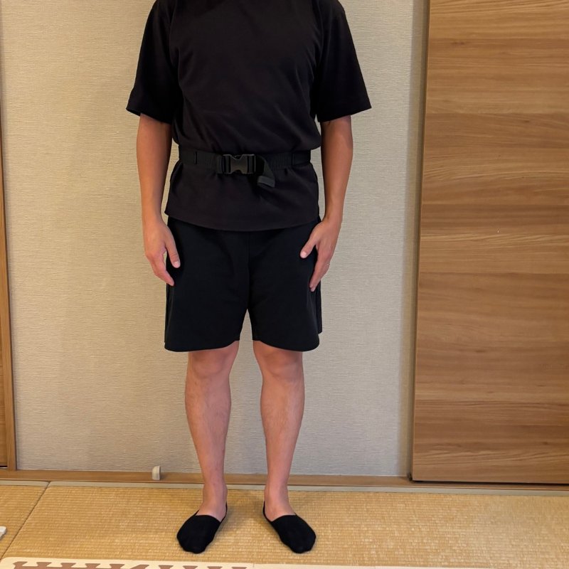 腰巻きライフジャケットを着けた正面。ベルトとバックルしか見えない